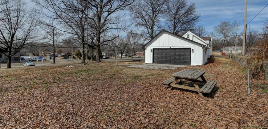 4859 NW Waukomis Drive, Northmoor, MO 64151