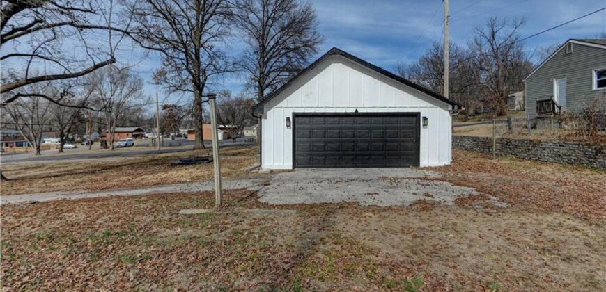 4859 NW Waukomis Drive, Northmoor, MO 64151