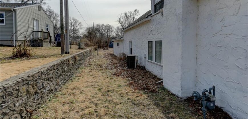 4859 NW Waukomis Drive, Northmoor, MO 64151