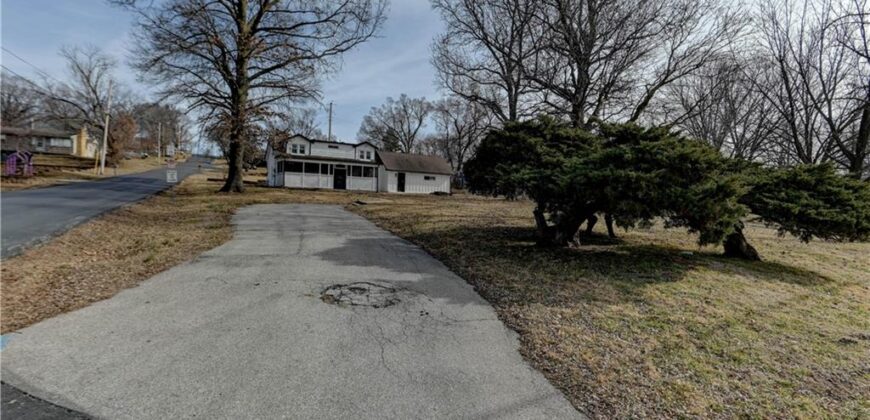 4859 NW Waukomis Drive, Northmoor, MO 64151