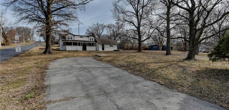 4859 NW Waukomis Drive, Northmoor, MO 64151