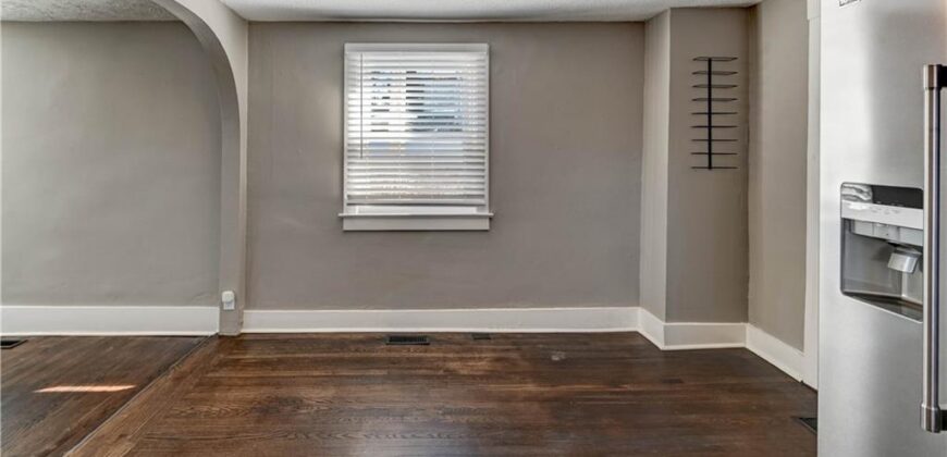 4859 NW Waukomis Drive, Northmoor, MO 64151