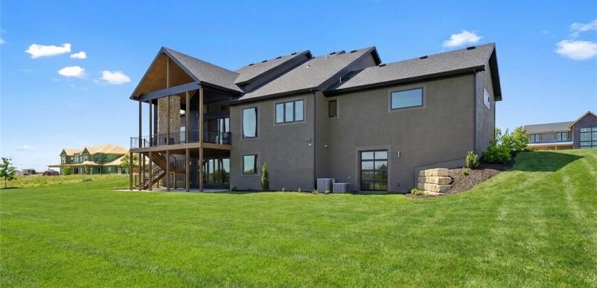 7445 NW Fawn Avenue, Parkville, MO 64152