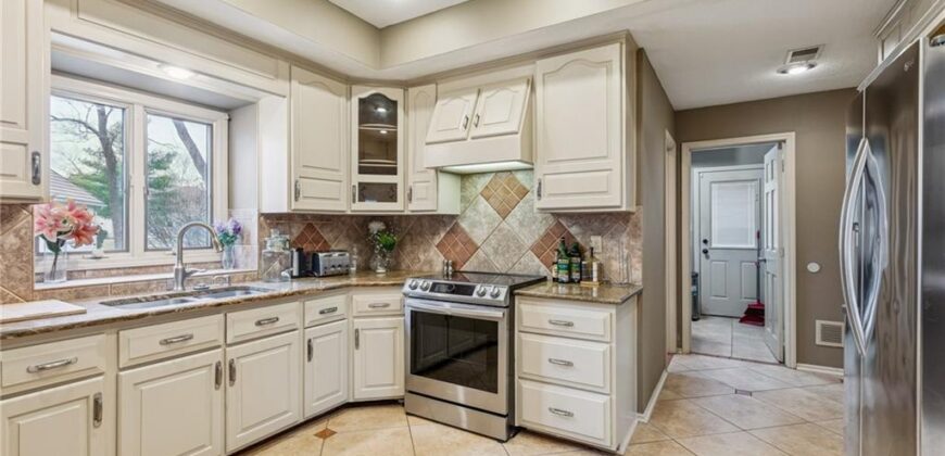 132 The Woodlands Drive, Gladstone, MO 64119