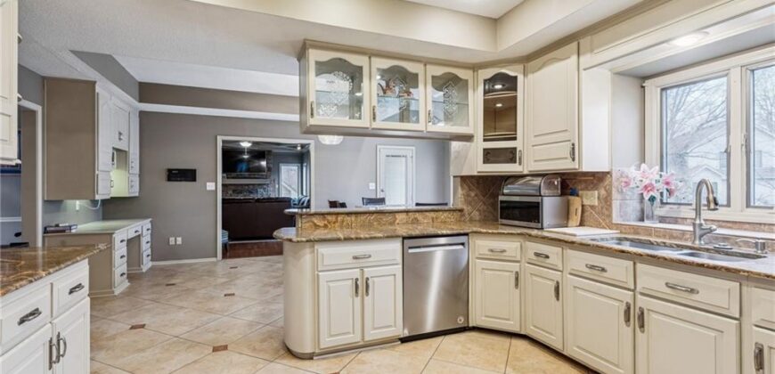 132 The Woodlands Drive, Gladstone, MO 64119