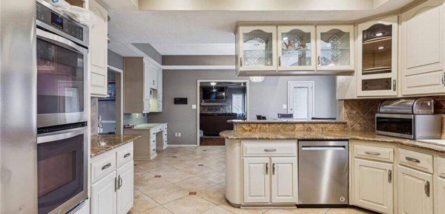 132 The Woodlands Drive, Gladstone, MO 64119