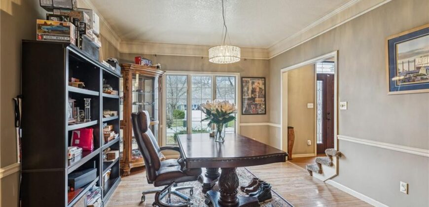 132 The Woodlands Drive, Gladstone, MO 64119