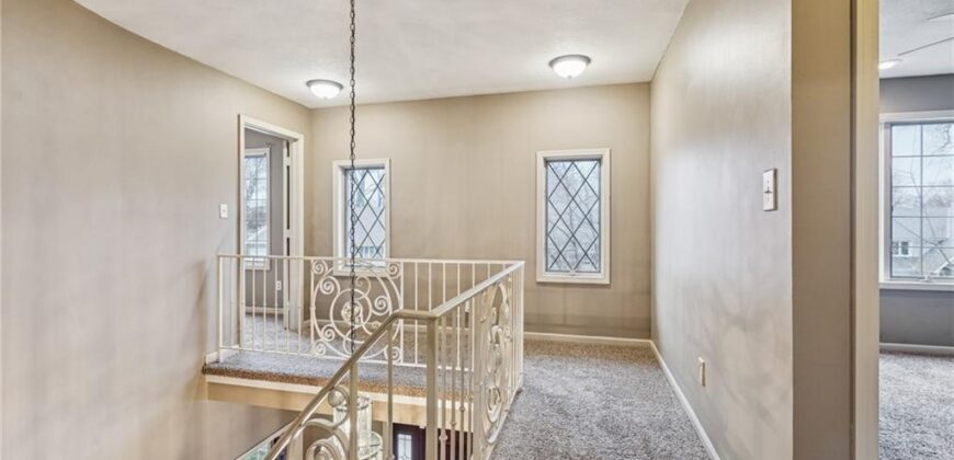 132 The Woodlands Drive, Gladstone, MO 64119
