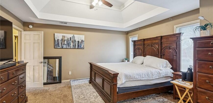 132 The Woodlands Drive, Gladstone, MO 64119