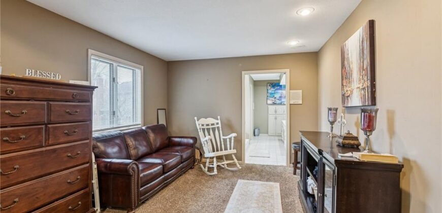 132 The Woodlands Drive, Gladstone, MO 64119