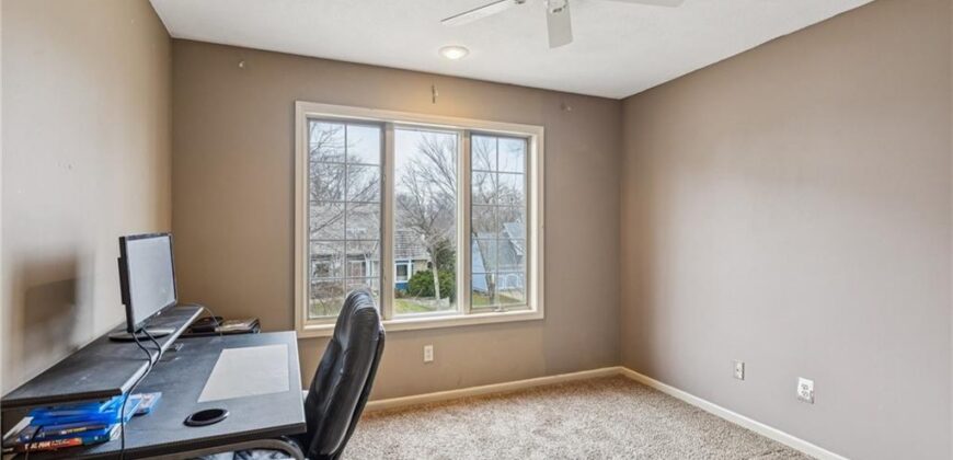 132 The Woodlands Drive, Gladstone, MO 64119