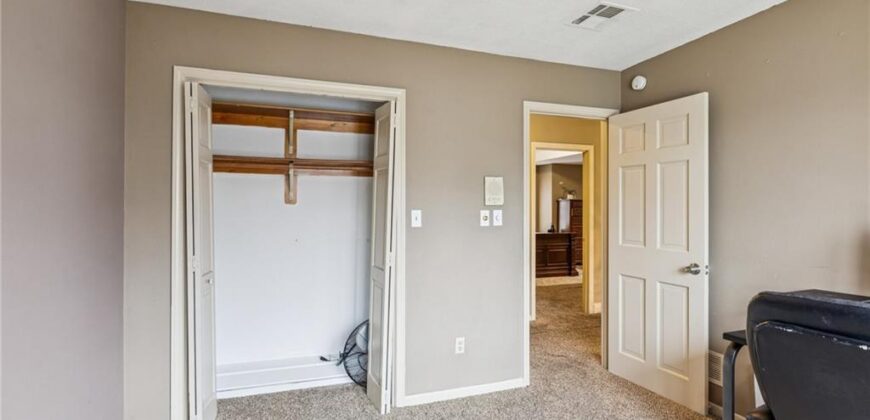 132 The Woodlands Drive, Gladstone, MO 64119