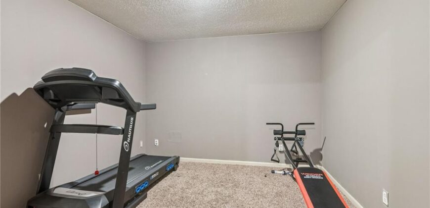 132 The Woodlands Drive, Gladstone, MO 64119