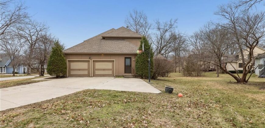 132 The Woodlands Drive, Gladstone, MO 64119