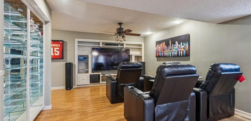 132 The Woodlands Drive, Gladstone, MO 64119