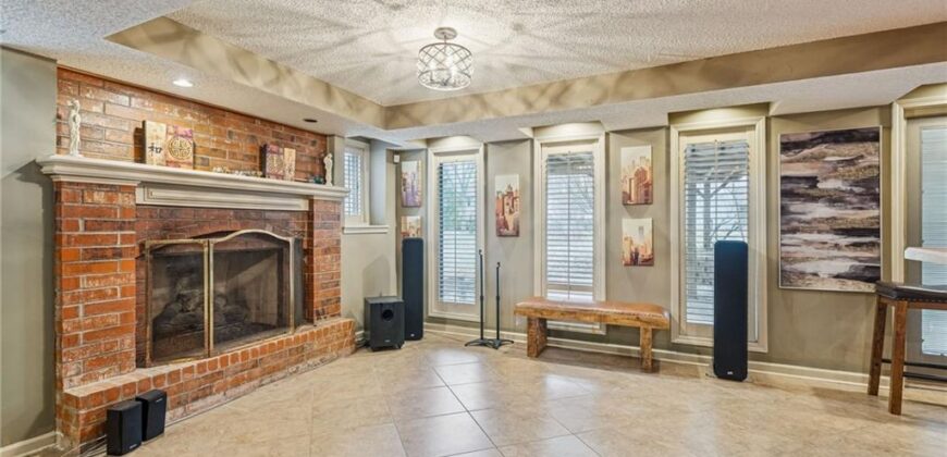 132 The Woodlands Drive, Gladstone, MO 64119
