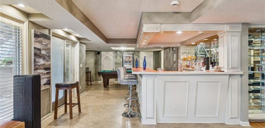 132 The Woodlands Drive, Gladstone, MO 64119