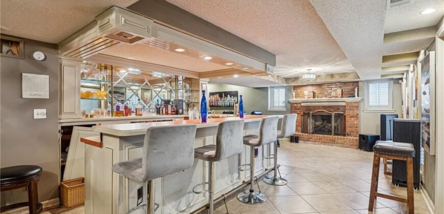 132 The Woodlands Drive, Gladstone, MO 64119
