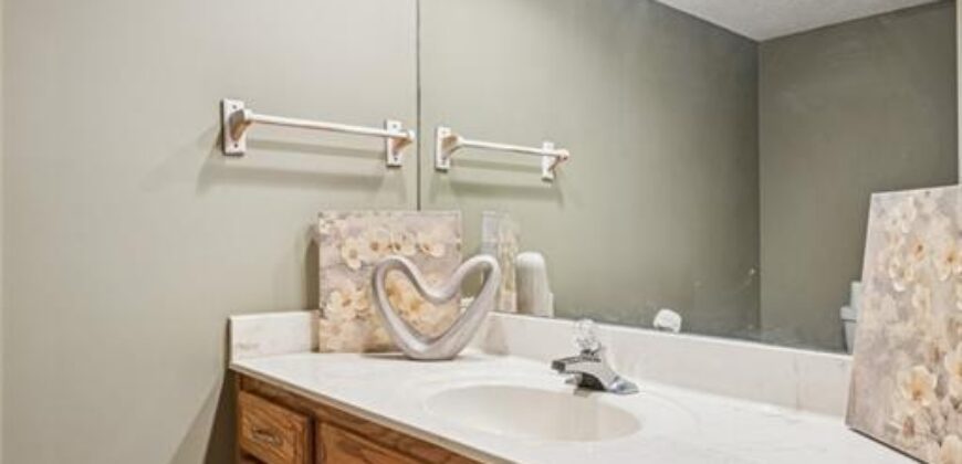 132 The Woodlands Drive, Gladstone, MO 64119
