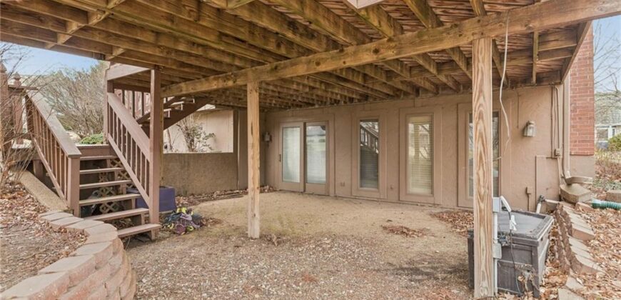 132 The Woodlands Drive, Gladstone, MO 64119