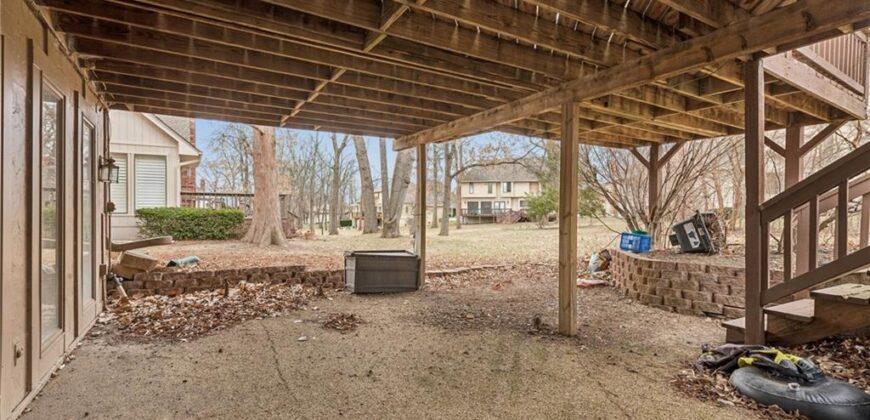 132 The Woodlands Drive, Gladstone, MO 64119