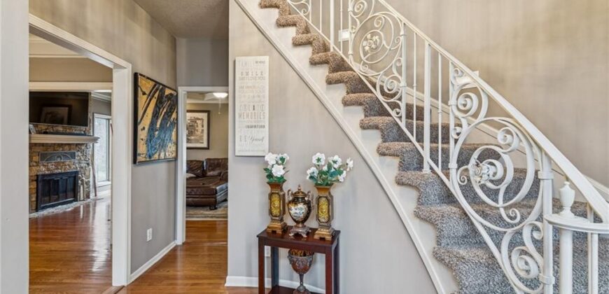 132 The Woodlands Drive, Gladstone, MO 64119