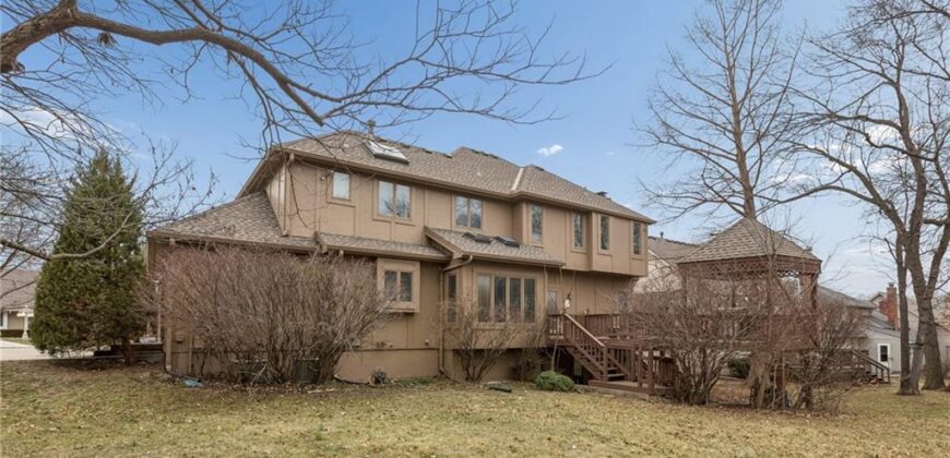 132 The Woodlands Drive, Gladstone, MO 64119