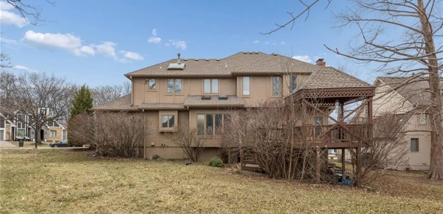 132 The Woodlands Drive, Gladstone, MO 64119