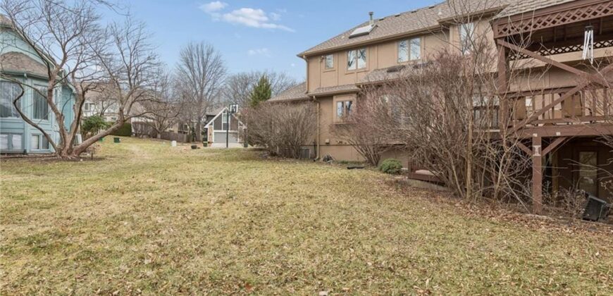 132 The Woodlands Drive, Gladstone, MO 64119