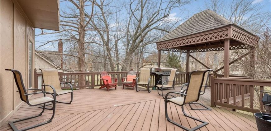 132 The Woodlands Drive, Gladstone, MO 64119