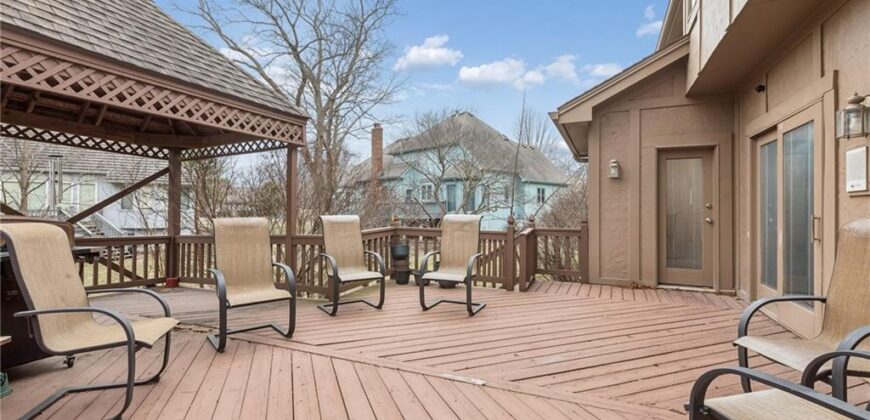 132 The Woodlands Drive, Gladstone, MO 64119