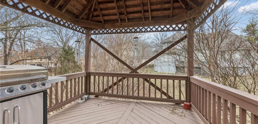 132 The Woodlands Drive, Gladstone, MO 64119