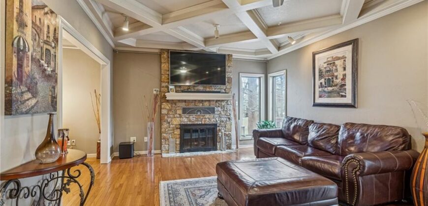 132 The Woodlands Drive, Gladstone, MO 64119