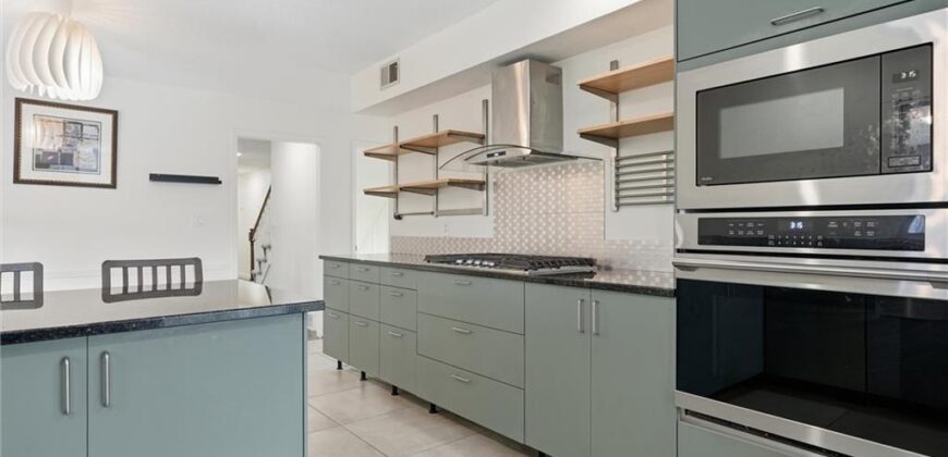 1038 N Woodland Court, Kansas City, MO 64118