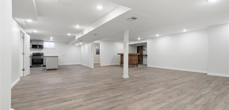 1038 N Woodland Court, Kansas City, MO 64118