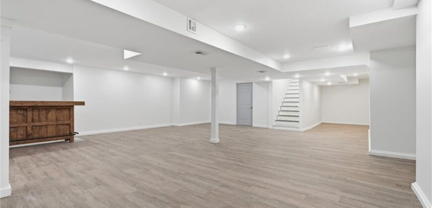 1038 N Woodland Court, Kansas City, MO 64118