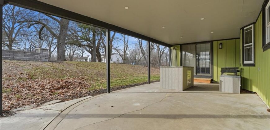 1038 N Woodland Court, Kansas City, MO 64118