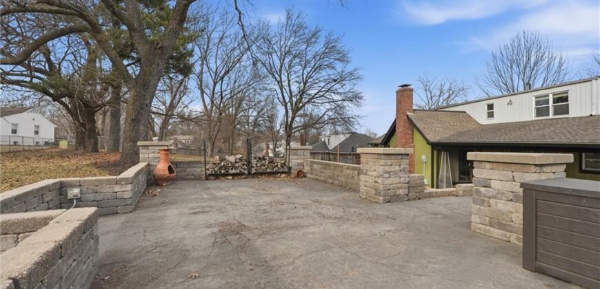 1038 N Woodland Court, Kansas City, MO 64118