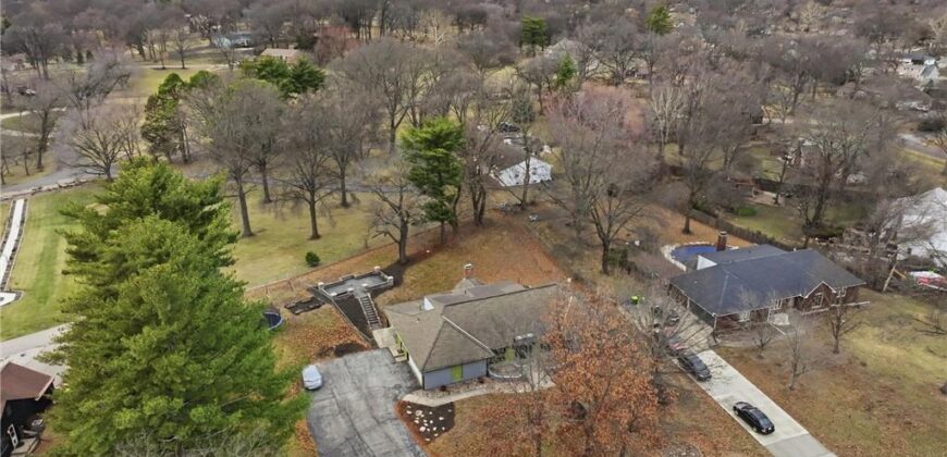1038 N Woodland Court, Kansas City, MO 64118