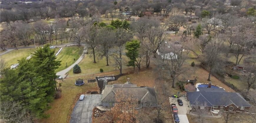 1038 N Woodland Court, Kansas City, MO 64118