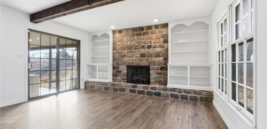 1038 N Woodland Court, Kansas City, MO 64118