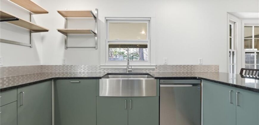 1038 N Woodland Court, Kansas City, MO 64118