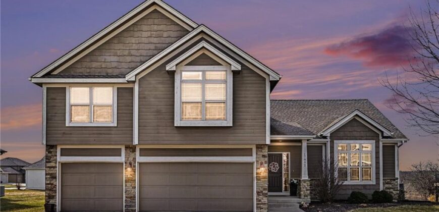 17802 Greyhawke Ridge, Smithville, MO 64089