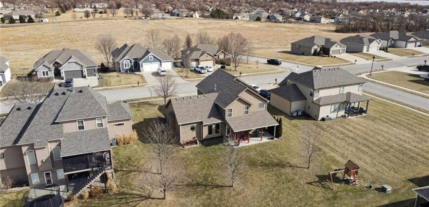 17802 Greyhawke Ridge, Smithville, MO 64089