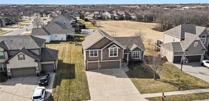 17802 Greyhawke Ridge, Smithville, MO 64089