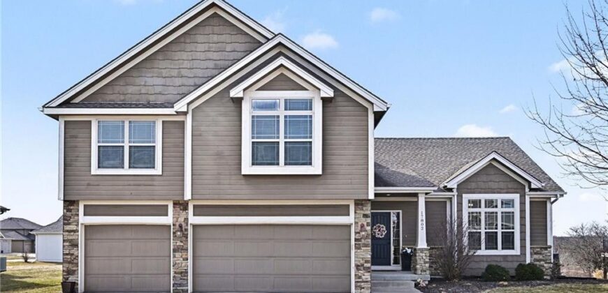 17802 Greyhawke Ridge, Smithville, MO 64089