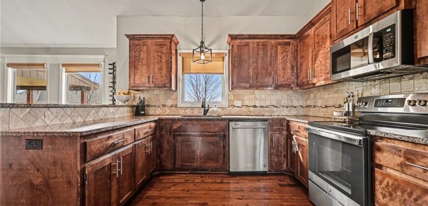 17802 Greyhawke Ridge, Smithville, MO 64089