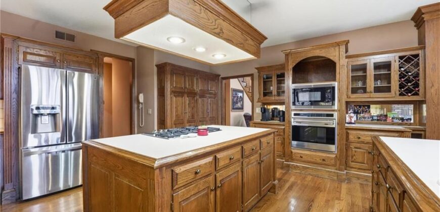 71 The Woodlands Drive, Gladstone, MO 64119