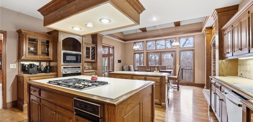 71 The Woodlands Drive, Gladstone, MO 64119
