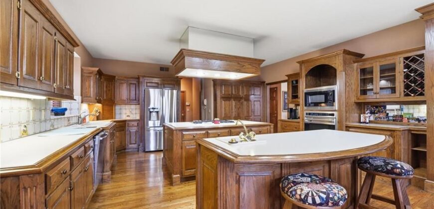 71 The Woodlands Drive, Gladstone, MO 64119